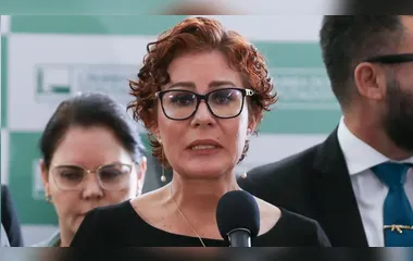 Condenada a 10 anos de prisão, Carla Zambelli deixa o Brasil: 'Estou muito tranquila'