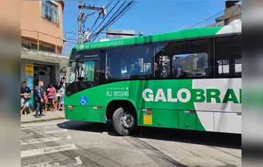 Criminosos usam ônibus e caminhão reboque como barricadas em via principal no Pita, em SG