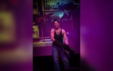 Daniel Del Sarto faz sucesso com peça saudosista e musical