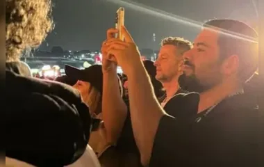 Ex e atual de Sandy curtem apresentação da cantora lado a lado na plateia do The Town