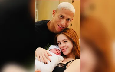 Filho de Richarlison nasce e semelhança impressiona internautas: “Nem precisa de DNA”