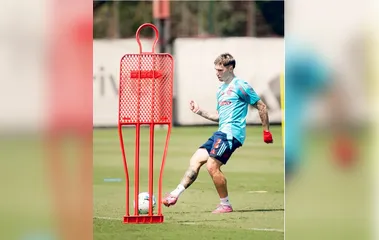 Flamengo conta com retornos mas ainda terá dupla titular fora para duelo contra o Estudiantes, na quinta (18)