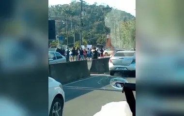 Indignados, moradores fecham RJ-106 novamente após morte de pedestre em SG; Vídeo!