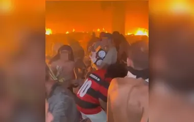 Loja Tubarão Atacadão é saqueada enquanto pega fogo em Duque de Caxias