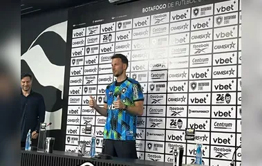 Neto é apresentado pelo Botafogo