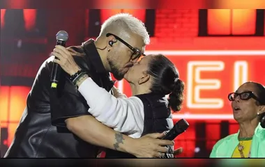 Prefeita beija Belo na boca durante show de São João na Bahia