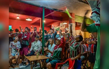 Torcedores comemoram classificação do Fluminense no "Bar Tricolor" em São Gonçalo