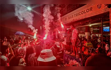 Torcida tricolor em São Gonçalo celebra campanha histórica do Fluminense após eliminação
