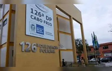 Três corpos carbonizados são encontrados dentro de carro incendiado em Cabo Frio
