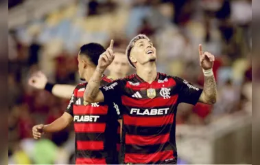 Varela assina renovação de contrato com o Flamengo