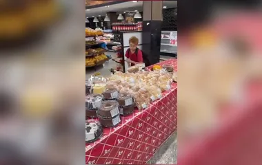Viralizou: Criança é filmada jogando produtos no chão de supermercado e agredindo pessoas em Saquarema