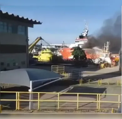 Bombeiros seguem combatendo incêndio em estaleiro, em Niterói, desde a tarde de sábado (17)