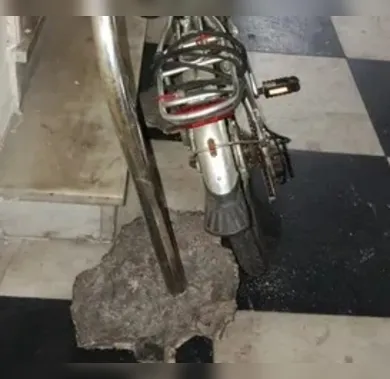 Homem arranca base de concreto para furtar bicicleta elétrica em Niterói