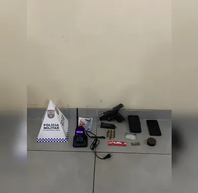PM apreende arma e prende dois suspeitos durante ação em Monjolos, em São Gonçalo
