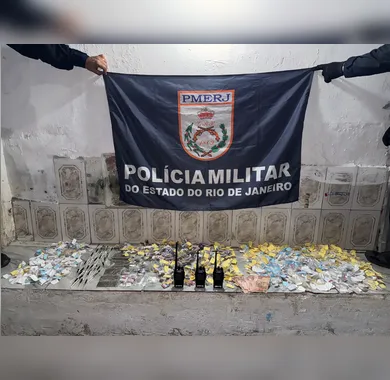 PM prende quatro por tráfico de drogas em comunidade no Centro de Niterói; Vídeo