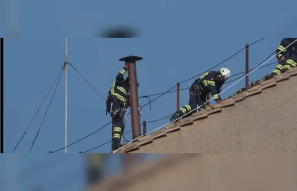 Chaminé que anunciará novo Papa é instalada na Capela Sistina