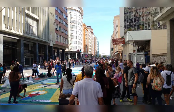 Fé, arte e tradição: fiéis lotam o Centro de Niterói na confecção dos tapetes de Corpus Christi