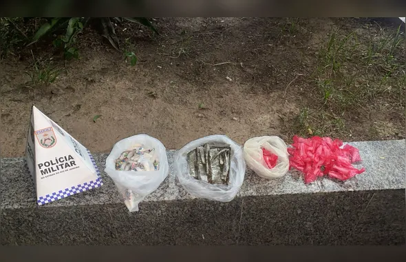 PM prende dois suspeitos de tráfico de drogas no Paraíso, em São Gonçalo