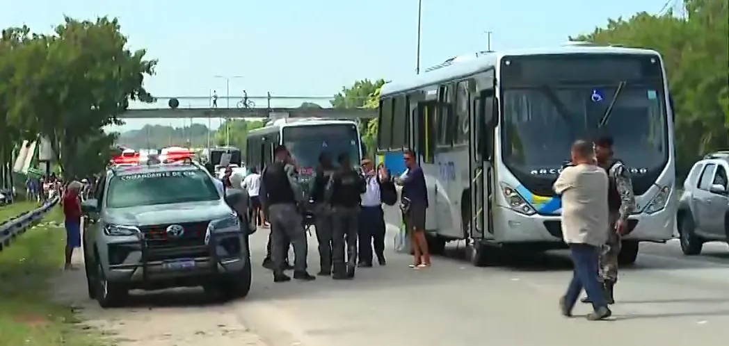 Até as 12h50 um ônibus permanecia parado na pista após um homem retirar a chave do coletivo durante o protesto