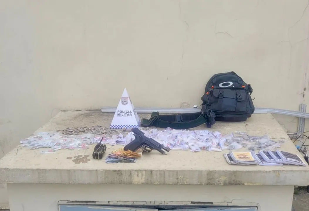 Um homem foi detido com  uma pistola e entorpecentes