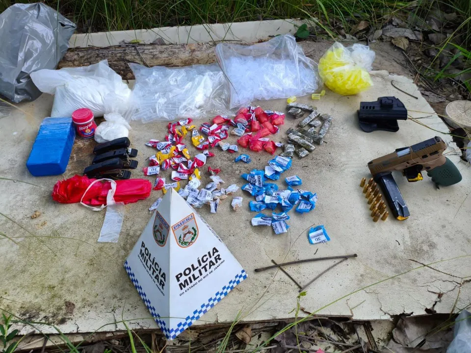 Em uma varredura no imóvel, também foram encontrados entorpecentes e materiais utilizados para embalo e comercialização de drogas