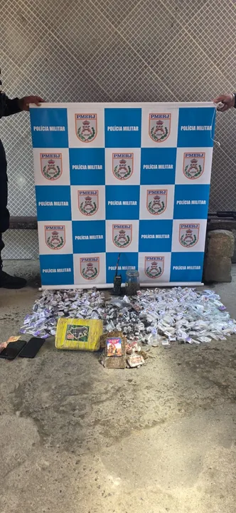 Segundo a ocorrência, o homem atuava como “vapor” do tráfico — função responsável pela comercialização direta das drogas