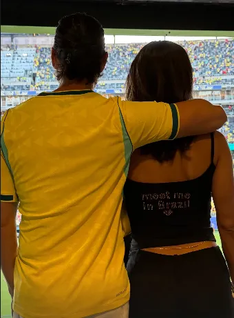 A cantora apareceu em uma foto ao lado do empresário bilionário Mark Sheinberg