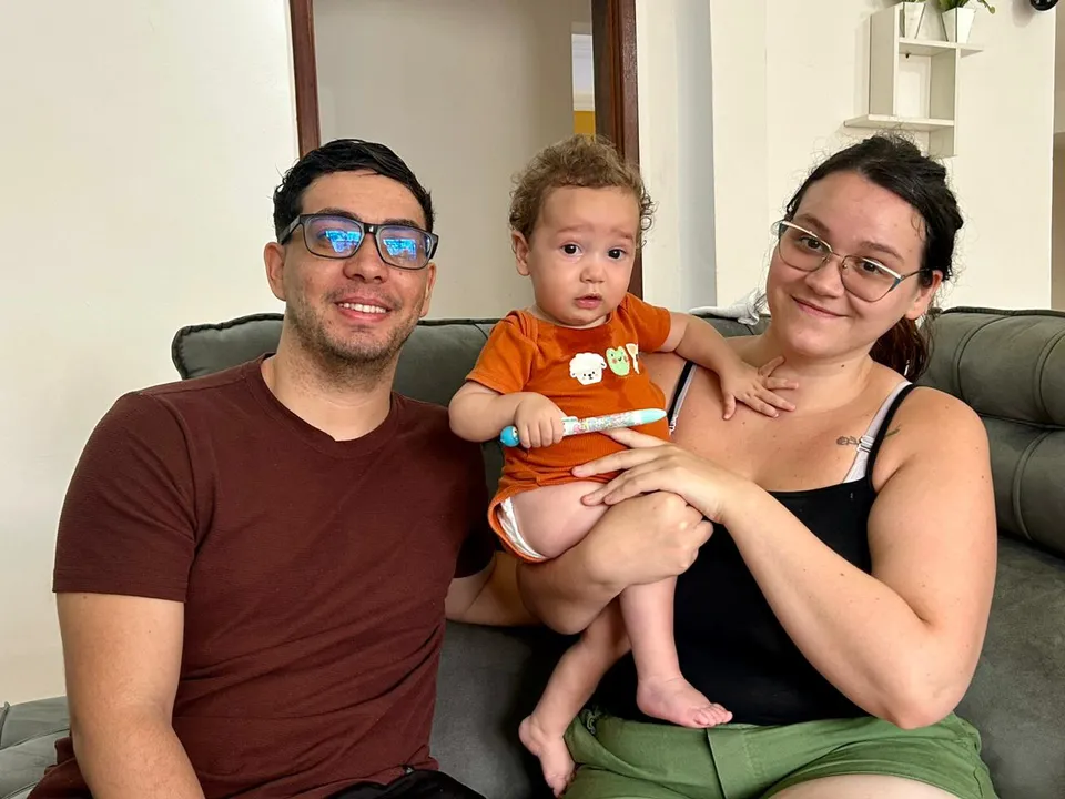 Gabriella Beatriz Freitas e Lucas da Silva Lyrio, pais de Liam