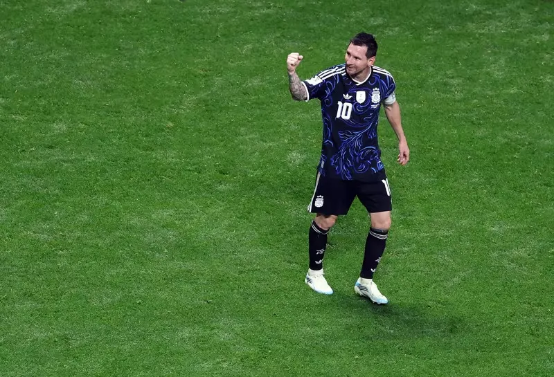 Messi deu duas assistências e comandou a virada da Argentina sobre a Inglaterra