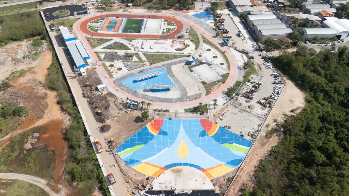 As artes visuais ocupam pontos estratégicos como a entrada principal, entre outros lugares