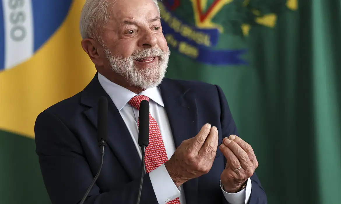 Para compensar a perda na arrecadação e incentivar o refino de petróleo no Brasil, o governo passará a cobrar uma alíquota de 12% sobre a exportação de petróleo