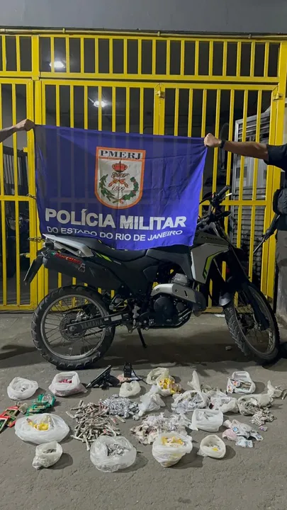Com a dupla, os agentes apreenderam uma pistola Canik calibre 9 milímetros, um rádio transmissor, uma motocicleta Yamaha Lander com registro de roubo e uma quantidade de entorpecentes