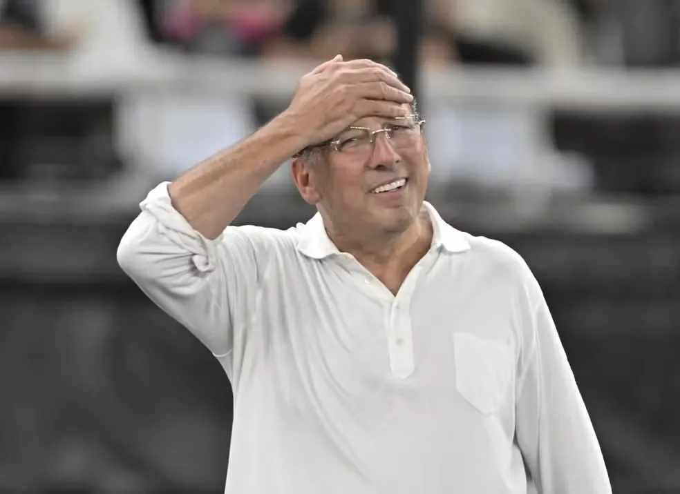 John Textor, dono da SAF do Botafogo, segue atrasando diversos pagamentos devidos pelo Alvinegro