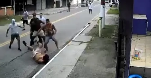 Imagens de câmeras de segurança registraram a confusão que evoluiu para agressões físicas, com trocas de socos, chutes e relatos de disparos