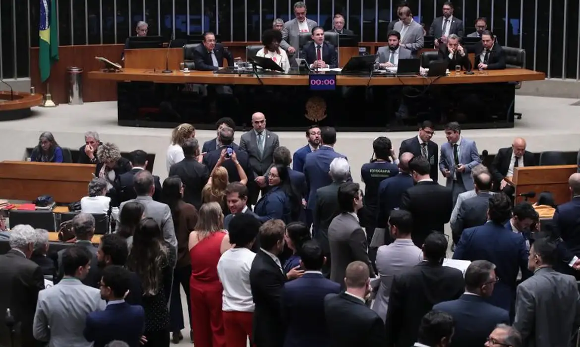 Os deputados federais precisam votar a proposta em segundo turno da proposta, em que são necessários no mínimo 308 votos dos 513 deputados