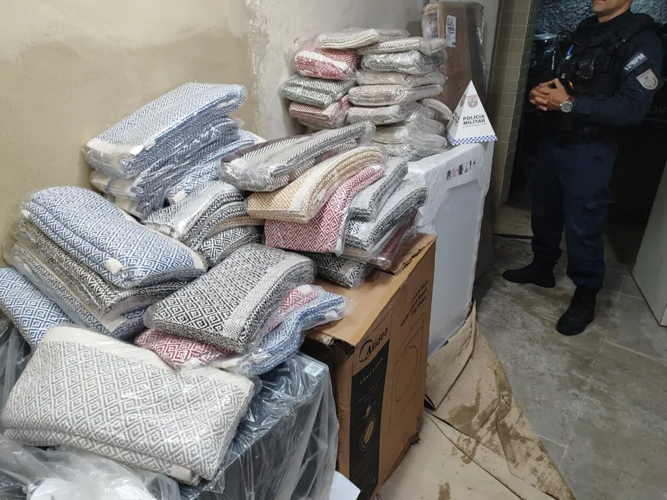 Foram encontrados diversos eletrodomésticos lacrados, além de objetos como conjuntos de tapetes