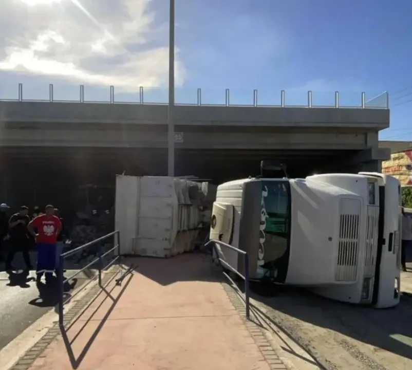 Carreta que transportava pedras tomba em Itaboraí