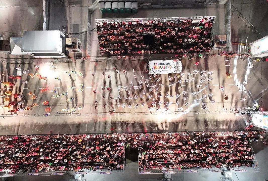 Os desfiles vão continuar hoje com o Grupo especial. Se apresentam  Sabiá, Império de Araribóia, Império de Charitas, Alegria da Zona Norte, Souza Soares, Folia da Viradouro, Magnólia Brasil e Experimenta da Ilha da Conceição