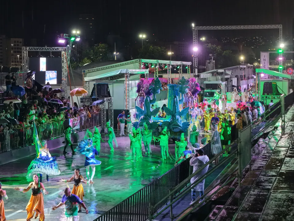 As chuvas já haviam provocado problemas na noite de sexta-feira (6), quando gerador queimou  durante passagem da Região  Oceânica, que desfilou sem  som na pista