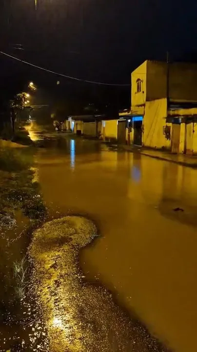 Moradores sofrem com alagamentos sempre que chove na região