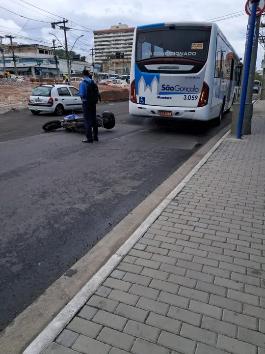 A mulher teria caído da motocicleta envolvida na colisão e acabou sendo atropelada pelo ônibus