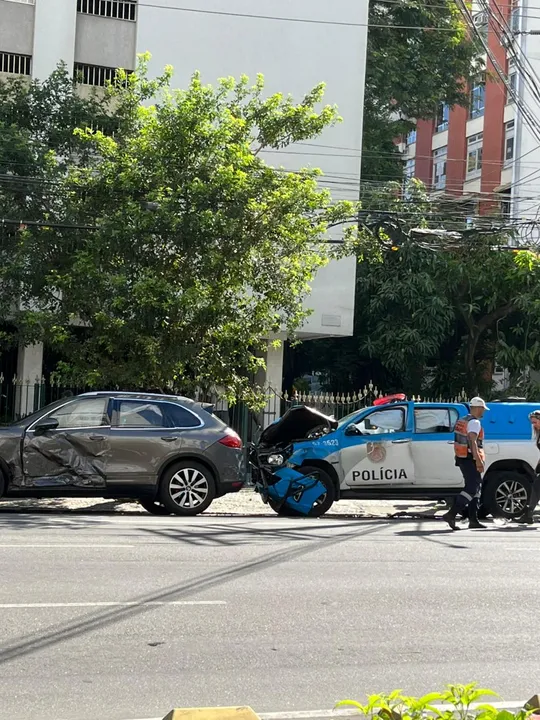Colisão entre três veículos deixa viatura da PM danificada em Icaraí