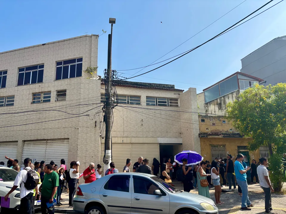 Trabalhadores do comércio de Niterói e de cidades da Região Metropolitana enfrentam longas filas