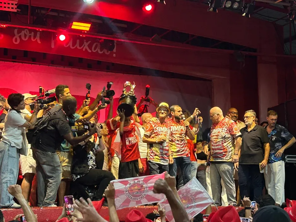 Quadra explodiu com a chegada do troféu do título