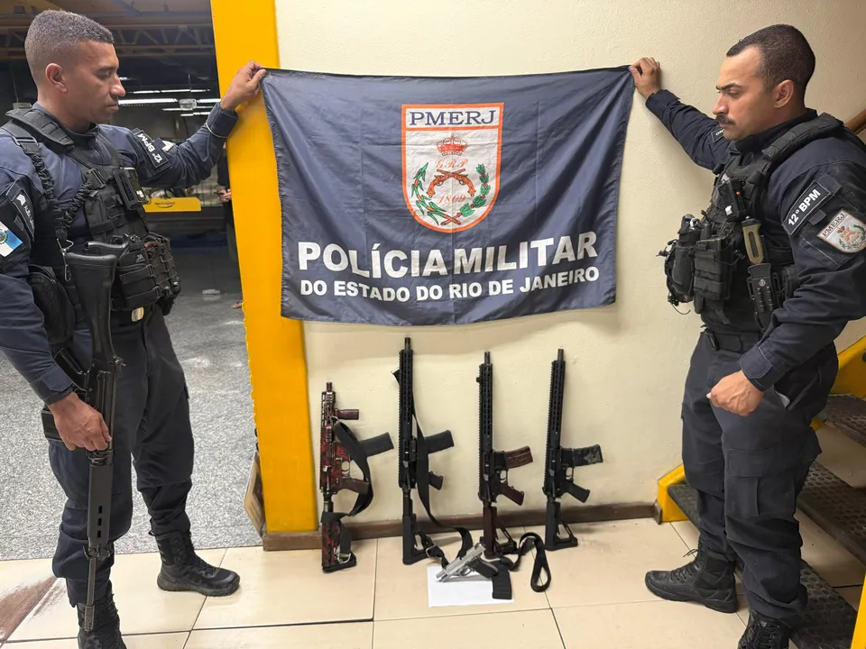 Na ação, os policiais apreenderam quatro fuzis calibre 5.56 da plataforma Colt, uma pistola calibre .45 com duas munições, cinco carregadores de fuzil e cerca de 120 munições do mesmo calibre