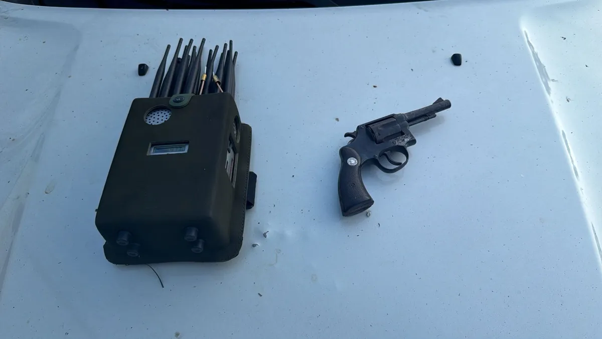 Os militares apreenderam um revólver e um bloqueador de sinal de GPS