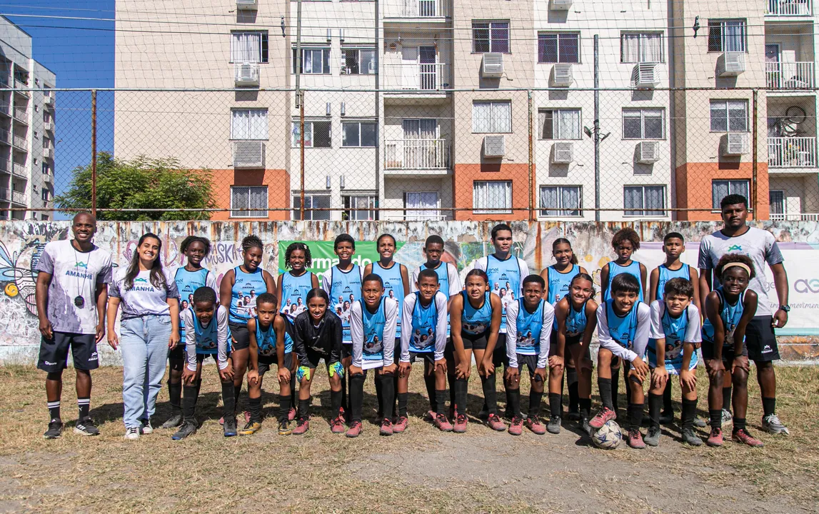 O projeto “Craque do Amanhã” ampliou sua atuação nos últimos anos e hoje atende centenas de crianças e adolescentes nas unidades do Arsenal e de Neves, oferecendo muito mais do que futebol