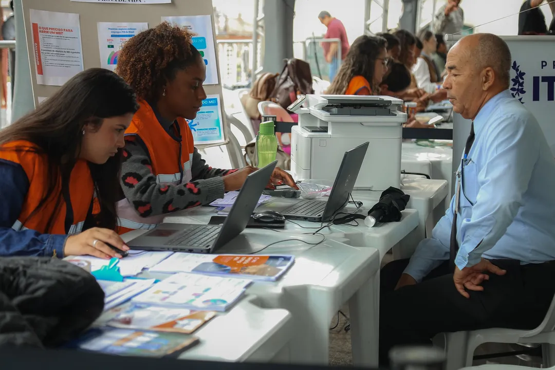 Entre os serviços oferecidos estão vacinação, aferição de pressão arterial, atendimentos do Cadastro Único, orientações jurídicas, intermediação de mão de obra, emissão de carteira de trabalho, entre outros