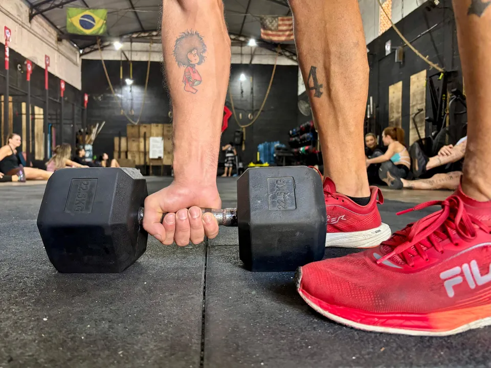 Profissionais e praticantes de atividades físicas destacam a importância do esporte como aliado da saúde masculina, incentivando a prevenção, a qualidade de vida e a realização de exames de rotina