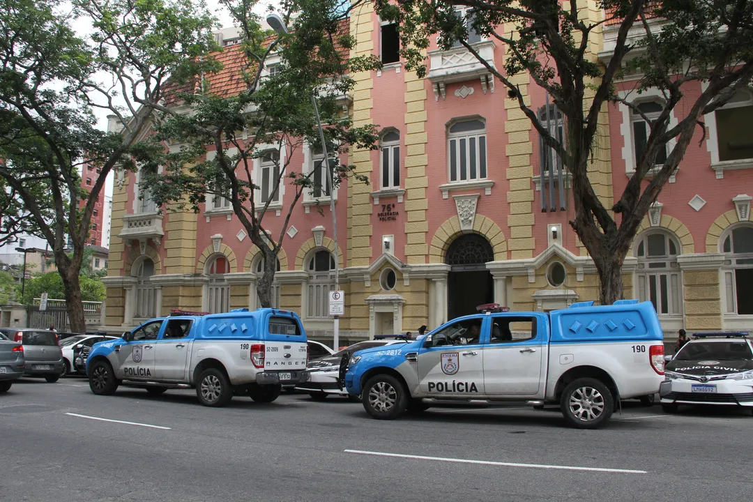 Ele foi encaminhado à 76ª DP (Centro)